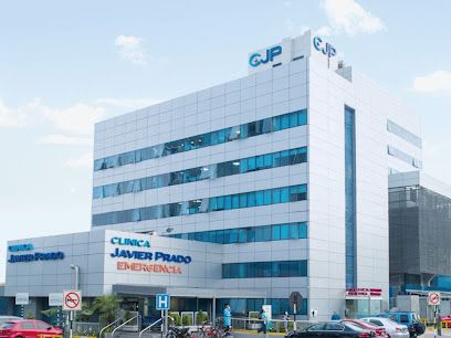 Médico especialista revisando resultados diagnósticos junto a un paciente en consulta dentro de las instalaciones de la Clínica Javier Prado en San Isidro, Lima
