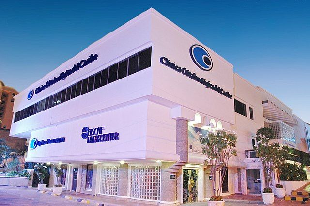 Oftalmólogo especialista revisando la visión de un paciente adulto con equipo de diagnóstico ocular de alta tecnología en consultorio clínico en Barranquilla