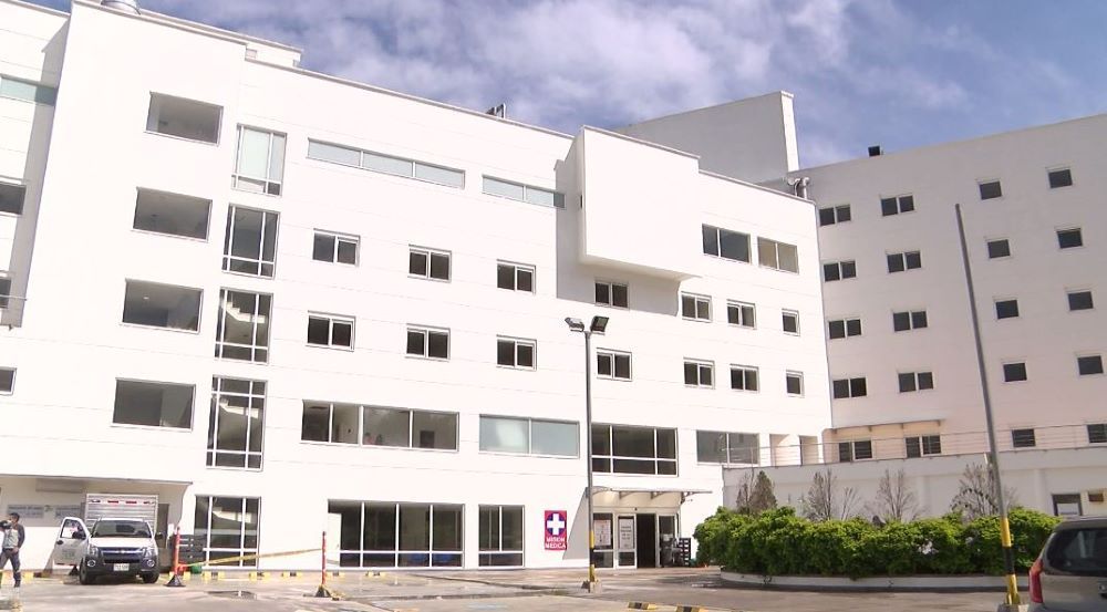 Especialista en oncología revisando resultados clínicos junto a un paciente en consulta médica dentro de las instalaciones de Clínica Vida en Medellín, Colombia
