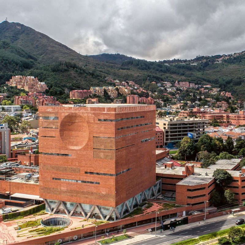 Médico especialista revisando resultados de diagnóstico con paciente en consulta de alta complejidad en el Hospital Universitario Fundación Santa Fe de Bogotá