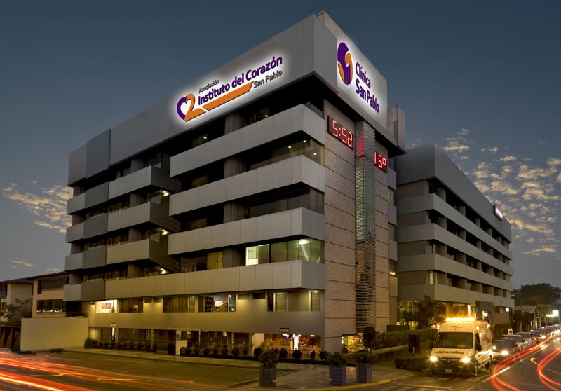 Vista frontal de la Clínica San Pablo sede Surco, con fachada moderna y acceso principal iluminado en Lima, Perú