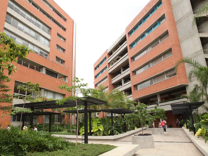 Médico especialista revisando resultados de imágenes diagnósticas con un paciente en consulta dentro de las instalaciones de la Fundación Valle del Lili en Cali