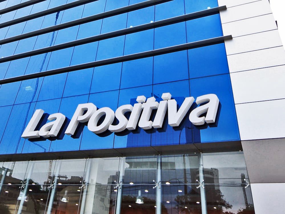Trabajador con casco y equipo de seguridad recibiendo atención médica en una clínica afiliada tras un accidente laboral