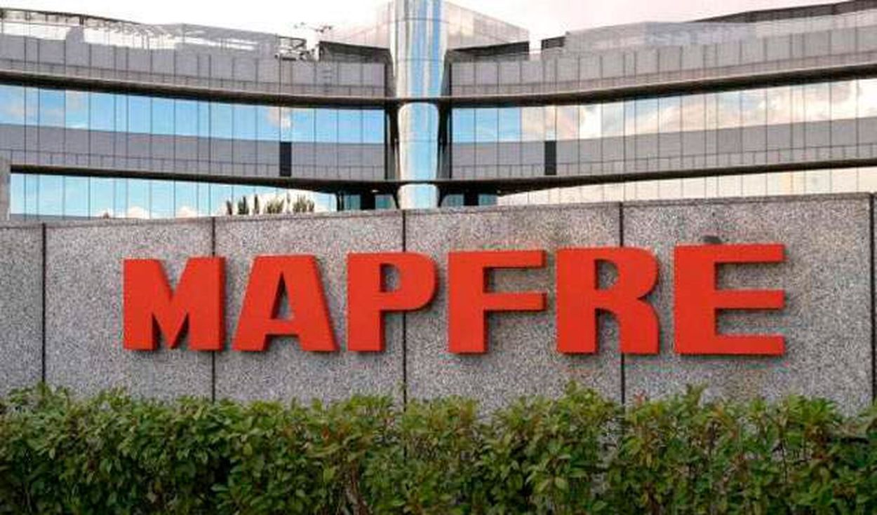 Trabajadora siendo atendida por un médico en una clínica privada afiliada a la red EPS en Lima