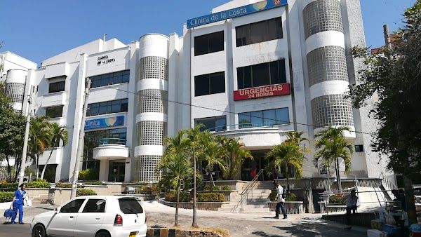 Oftalmólogo realizando examen de fondo de ojo a paciente adulto con equipo de diagnóstico especializado en consultorio clínico de Barranquilla
