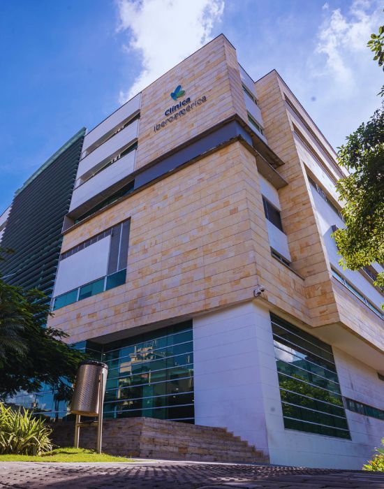 Fachada del centro médico A.L.E Otorrinos en Barranquilla, con área de recepción y señalización de especialidades en otorrinolaringología, fonoaudiología y audiología