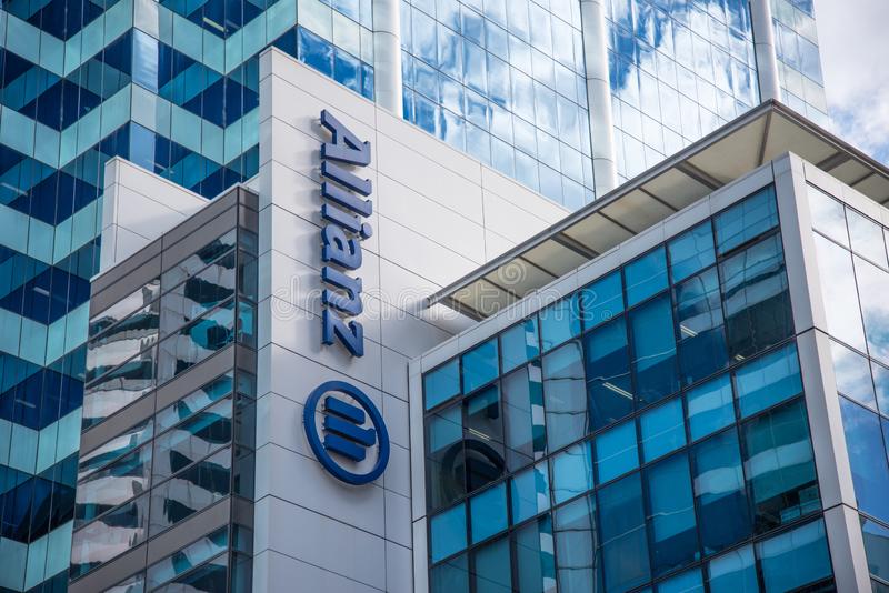 Fachada moderna de oficina de Allianz Seguros en Colombia con logo visible y ambiente corporativo