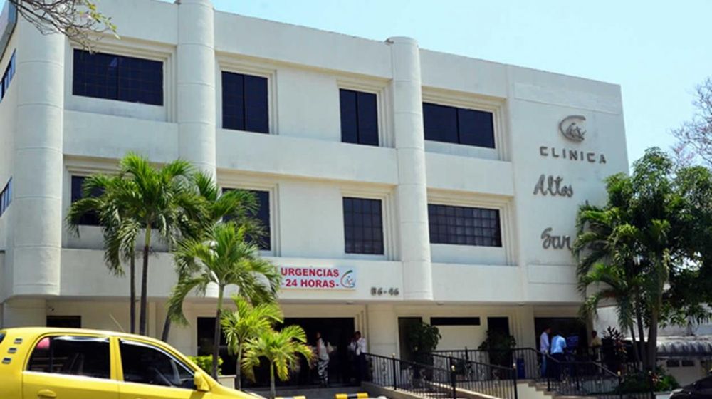 Equipo médico especializado revisando imágenes cardiovasculares en sala de procedimientos clínicos de alta complejidad en Barranquilla