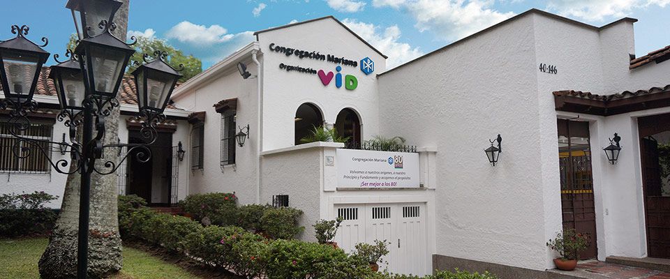 Médico especialista en cardiología revisando imágenes de resonancia magnética cardíaca en la Clínica Cardio VID de Medellín, con equipos de diagnóstico de alta tecnología al fondo