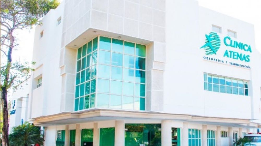 Pasillo de clínica especializada en Barranquilla con personal médico en uniforme quirúrgico desplazándose hacia quirófano