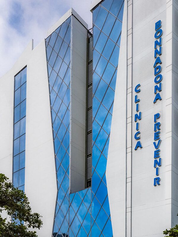 Médico oncólogo revisando resultados de diagnóstico con paciente en consulta especializada dentro de una clínica oncológica en Barranquilla
