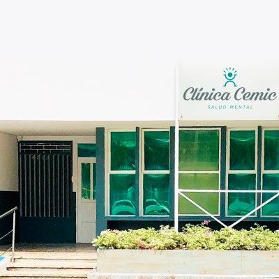 Profesional de salud mental en consulta con un paciente en instalaciones clínicas de Cartagena, Colombia