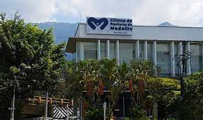 Fisioterapeuta asistiendo a un paciente en proceso de rehabilitación de miembro inferior en consultorio de ortopedia en Medellín