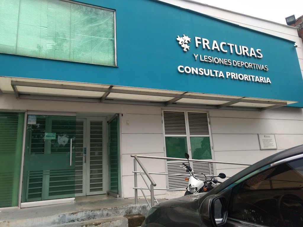 Médico ortopedista revisando una radiografía de extremidad en consultorio especializado en Cali, Colombia