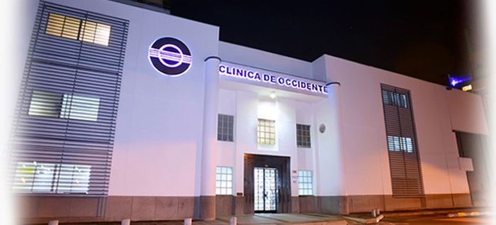Médico especialista revisando resultados clínicos con un paciente en una sala de consulta de la Clínica de Occidente en Cali, Colombia