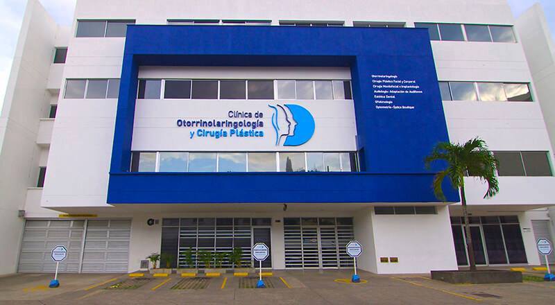 Médico otorrinolaringólogo revisando a un paciente adulto con un equipo de endoscopía en una consulta clínica especializada en Cali, Colombia