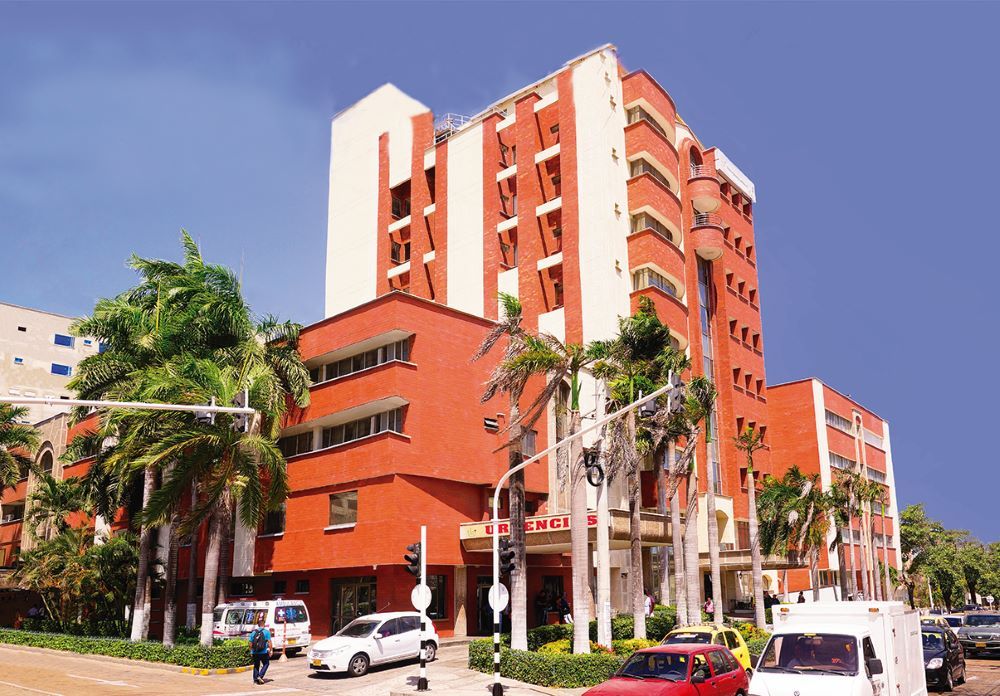 Fachada de la Clínica General del Norte en Barranquilla con pacientes ingresando al servicio de urgencias en el sector norte de la ciudad