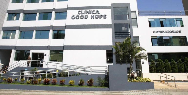 Médico especialista atendiendo a un paciente en consulta dentro de las instalaciones de Clínica Good Hope en Miraflores, Lima