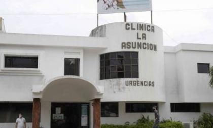 Médico especialista en cardiología revisando resultados de un paciente en las instalaciones de Clínica La Asunción en Barranquilla, Colombia