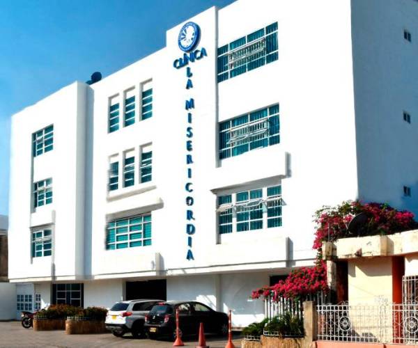 Profesional de salud mental en consulta con un paciente adulto en un consultorio clínico de Cartagena, con ambiente cálido y entorno hospitalario ordenado