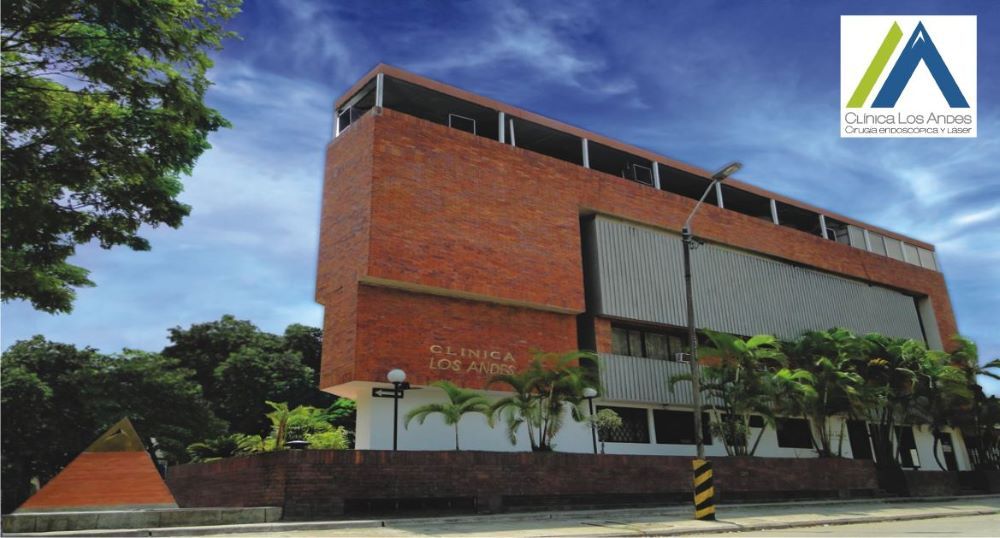 Quirófano moderno en Clínica Los Andes en Cali con equipo de cirugía endoscópica y personal médico certificado preparando un procedimiento ambulatorio