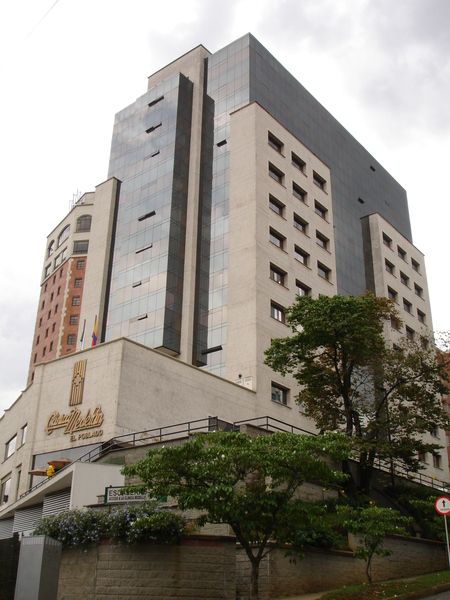Médico especialista revisando resultados de exámenes con paciente en consulta privada dentro de una clínica moderna en Medellín