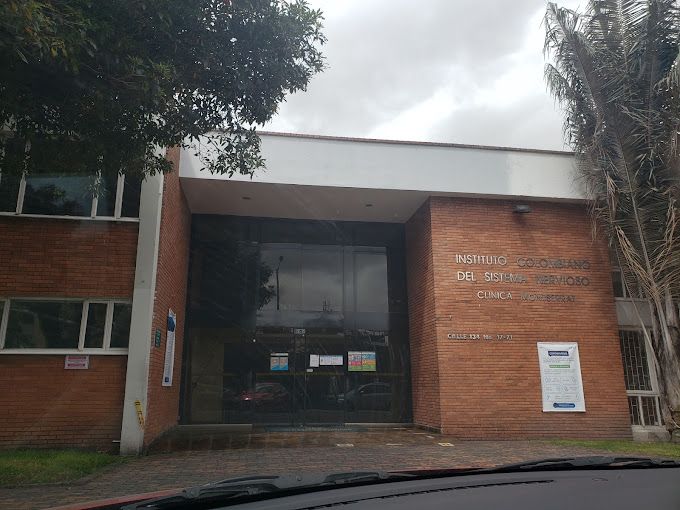 Profesional de salud mental conversando con un paciente en una consulta psiquiátrica dentro de las instalaciones de Clínica Montserrat en Bogotá