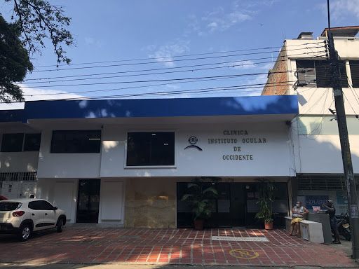 Médico oftalmólogo realizando examen diagnóstico ocular a un paciente adulto en consultorio clínico especializado en Cali, Colombia