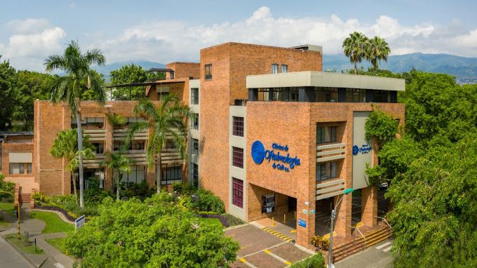 Oftalmólogo realizando examen de fondo de ojo a un paciente adulto en una sala de consulta especializada de la Clínica Oftalmológica de Cali, con equipos de diagnóstico visual de alta tecnología