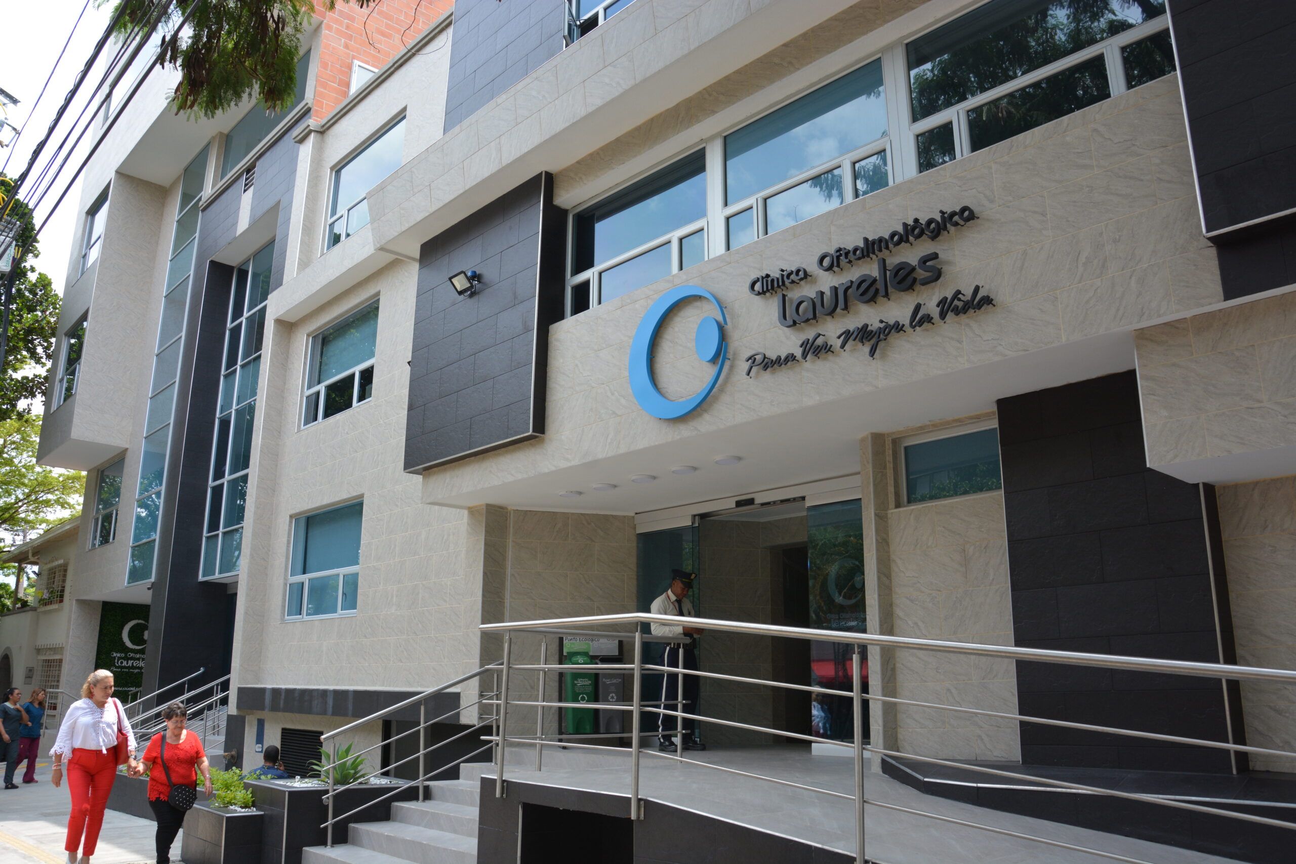 Oftalmólogo revisando la agudeza visual de un paciente adulto en consultorio especializado de la Clínica Oftalmológica de Laureles en Medellín