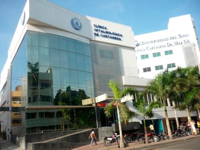 Oftalmólogo realizando examen ocular con lámpara de hendidura a un paciente adulto en consultorio clínico moderno en Cartagena