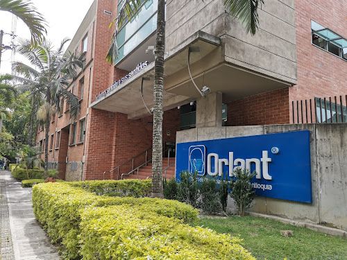 Médico otorrinolaringólogo examinando el oído de un paciente adulto con equipo especializado en consultorio clínico de Medellín