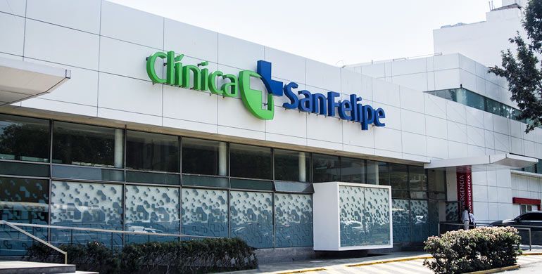 Médico especialista revisando resultados de diagnóstico con un paciente en un consultorio de Clínica San Felipe en Lima