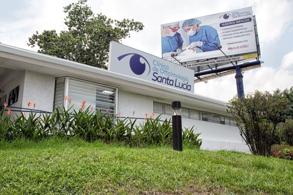 Oftalmólogo revisando la agudeza visual de un paciente adulto en una consulta clínica moderna en Medellín, Colombia
