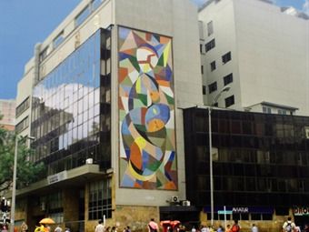 Pasillo interior de la Clínica Soma en Medellín con personal médico desplazándose entre consultorios de alta complejidad