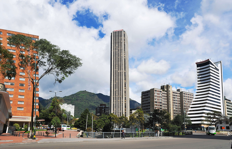 Médico especialista revisando resultados con un paciente en una consulta privada de una clínica afiliada a AXA Colpatria en Colombia