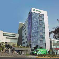 Médico especialista atendiendo a un paciente adulto en consultorio del Centro Clínico Miraflores, con equipamiento moderno y ambiente clínico ordenado