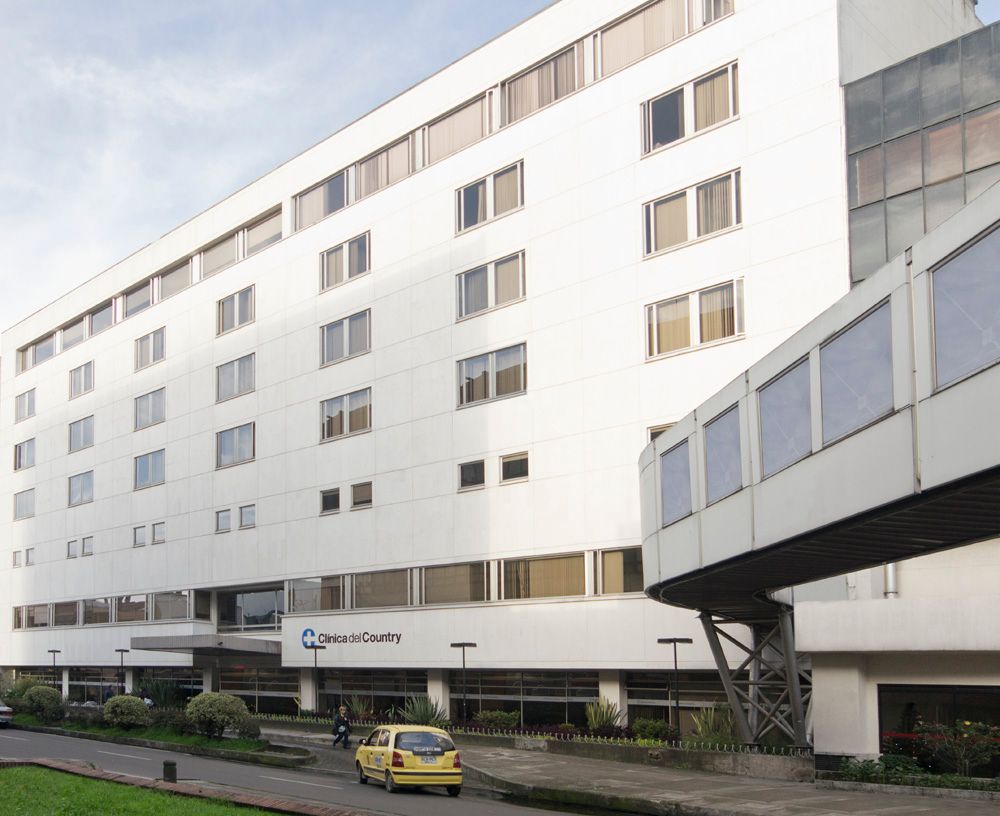 Fachada del edificio de la Clínica del Country en Bogotá, institución médica privada de alta complejidad ubicada en el barrio Antiguo Country