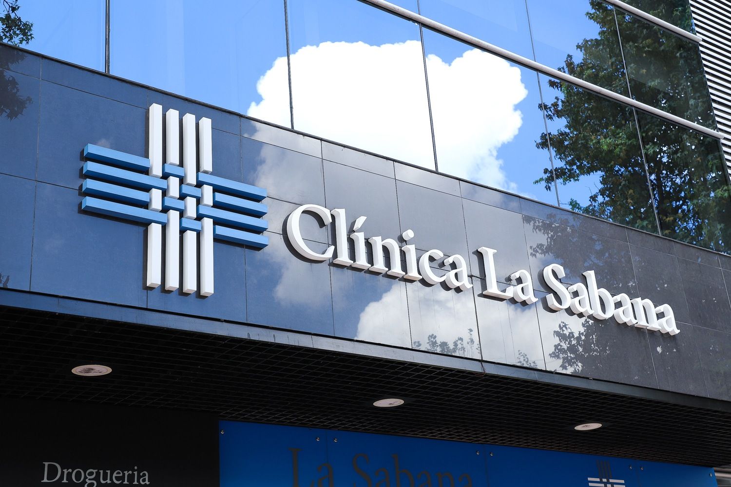 Médico especialista revisando imágenes de radiología con un paciente en una consulta ambulatoria dentro de Clínica La Sabana en Bogotá