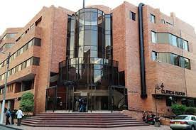 Fachada del edificio de Clínica Nueva en el barrio Palermo de Bogotá, institución hospitalaria de varios pisos con acceso principal visible