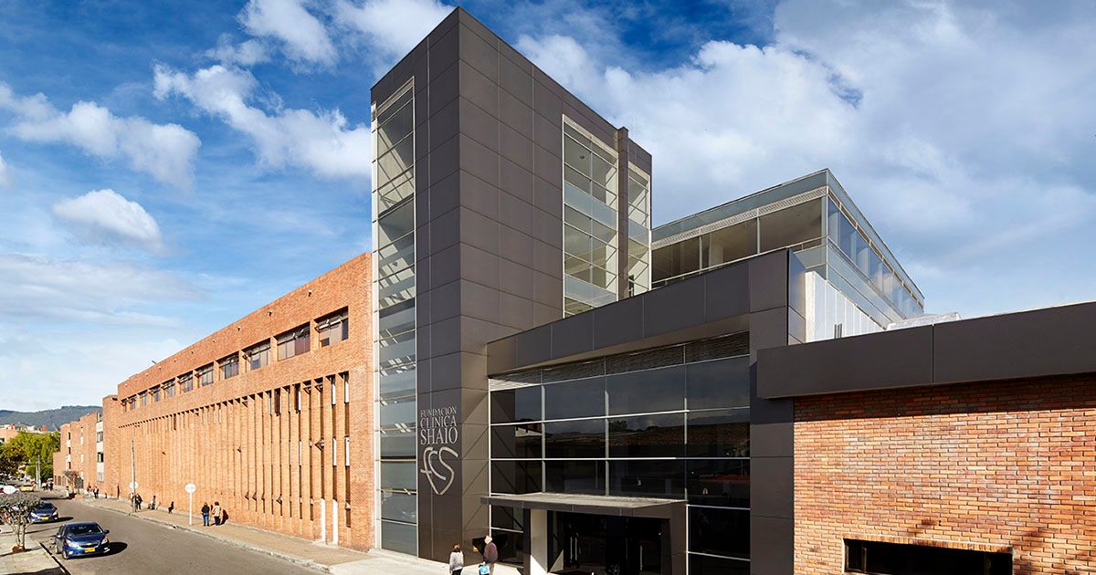 Fachada del edificio de la Fundación Clínica Shaio en Bogotá, institución de referencia en cardiología y neurociencias en Colombia
