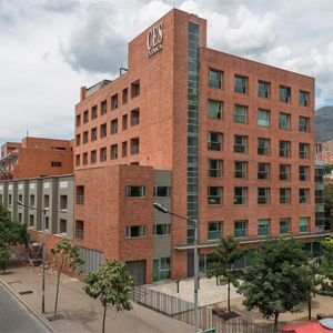 Fachada exterior de la Clínica CES en el sector de Prado Centro, Medellín, con acceso peatonal frente a la estación Metro Prado