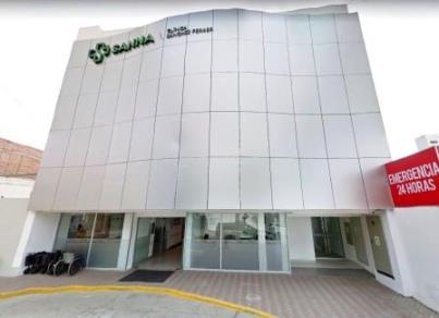 Vista exterior del edificio de la Clínica Sanchez Ferrer de la red Sanna en Trujillo, Perú, con su fachada institucional