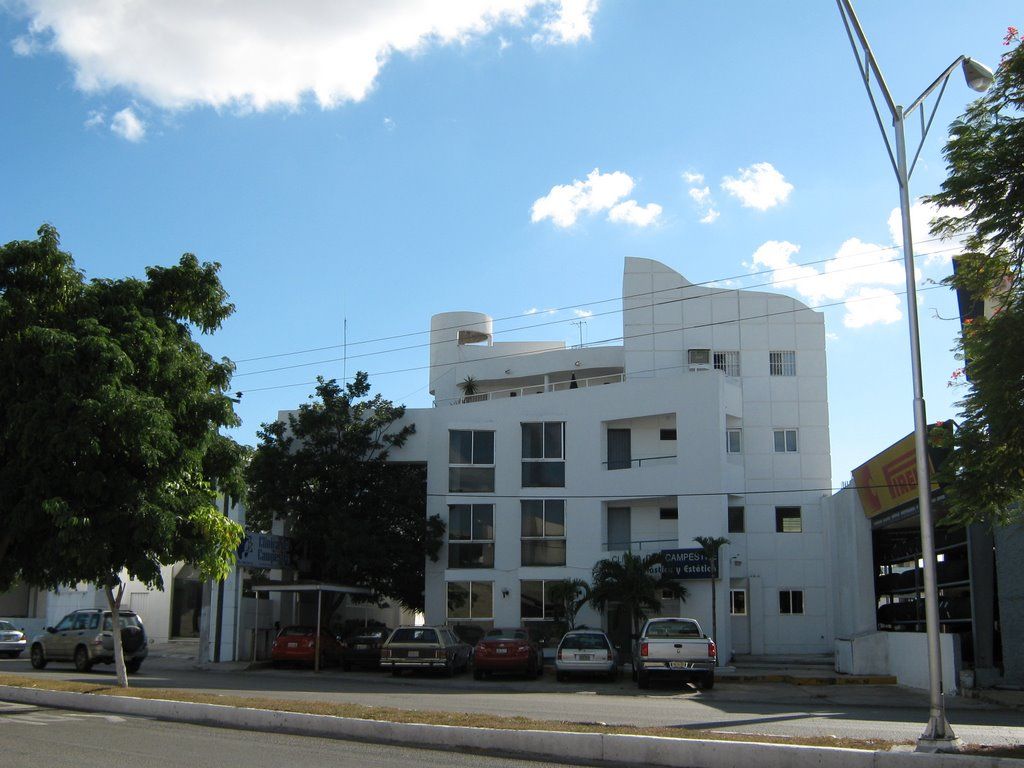 Fachada de la Clínica del Campestre en Medellín, con personal de salud atendiendo a pacientes en consulta ambulatoria