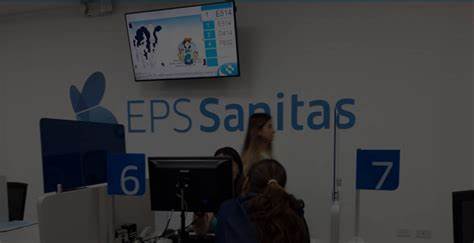 Médico en consulta con un paciente adulto en un centro médico de Sanitas EPS en Perú, con ambientación clínica moderna y personal de salud uniformado