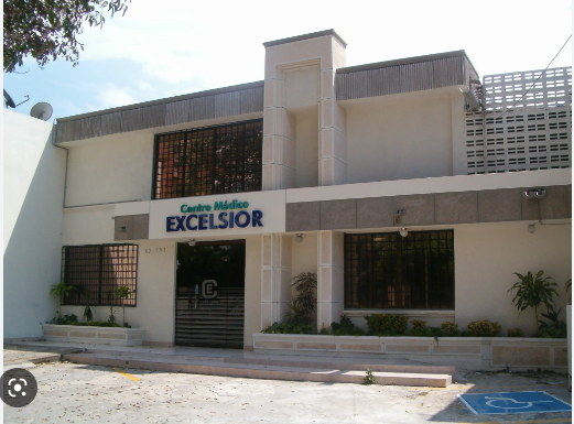 Médico especialista en oncología revisando resultados de laboratorio con un paciente en la consulta externa del Centro Médico Excelsior en Barranquilla