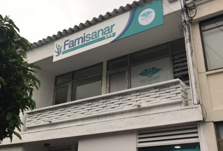 Fachada de sede Famisanar EPS en Colombia con ingreso de usuarios al punto de atención