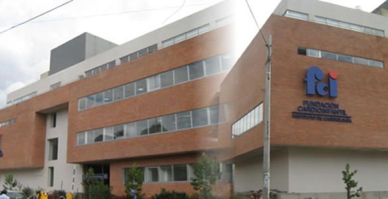 Médico especialista en cardiología revisando resultados de un paciente adulto en una consulta clínica de alta complejidad en Bogotá