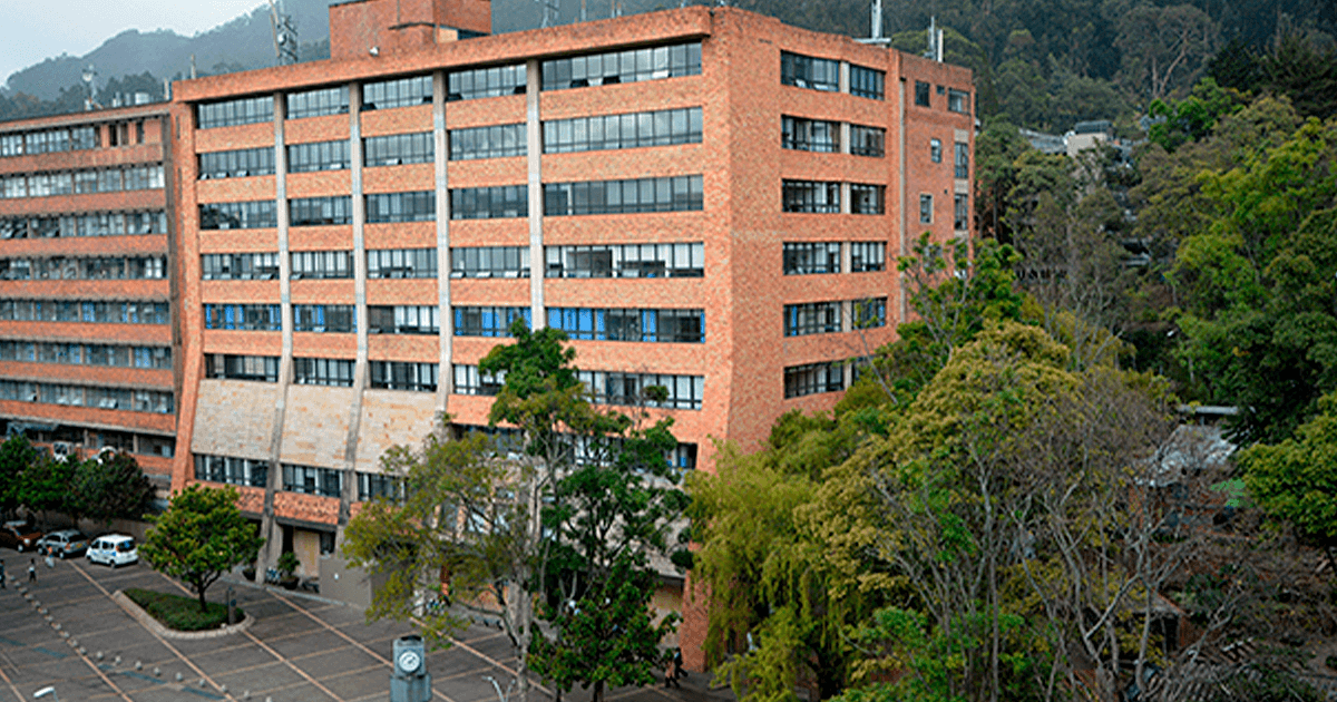 Médico especialista revisando resultados de exámenes clínicos con un paciente en consultorio del Hospital Universitario San Ignacio en Bogotá