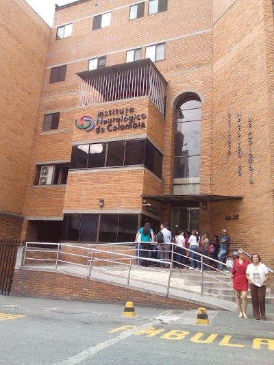 Médico neurólogo revisando imágenes diagnósticas del cerebro en pantalla junto a un paciente adulto en consultorio clínico del Instituto Neurológico de Colombia en Medellín